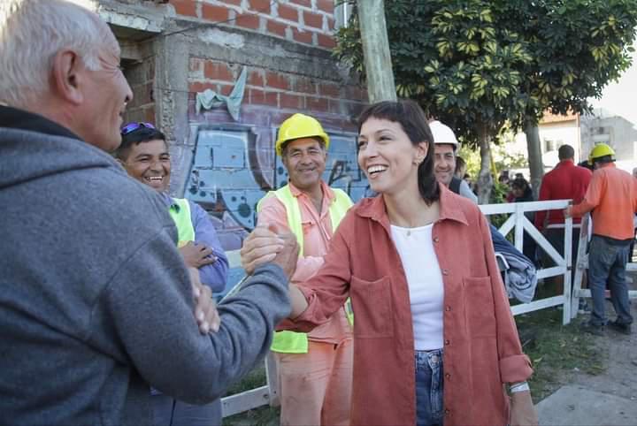 MAYRA Y FERNANDA MIÑO RECORRIERON OBRAS DE CLOACAS Y PAVIMENTACIÓN QUE SE REALIZAN EN EL BARRIO LA RESISTENCIA DE EZPELETA OESTE 3