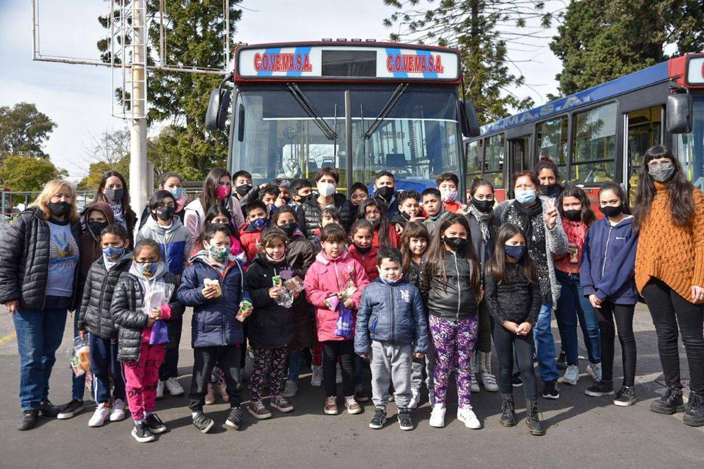 MAYRA SALUDÓ A CHICOS QUE FUERON AL CINE