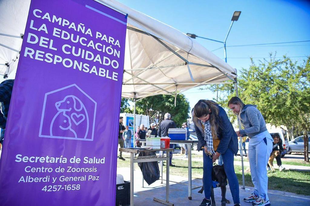 MAYRA EN JORNADA DE ZOONOSIS EN VILLA ITATÍ 3