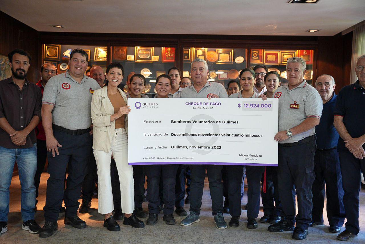 MAYRA LE ENTREGÓ UN SUBSIDIO DE CASI 13 MILLONES DE PESOS AL CUARTEL DE BOMBEROS VOLUNTARIOS DE QUILMES (2)