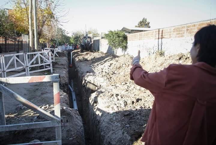 MAYRA Y FERNANDA MIÑO RECORRIERON OBRAS DE CLOACAS Y PAVIMENTACIÓN QUE SE REALIZAN EN EL BARRIO LA RESISTENCIA DE EZPELETA OESTE 4