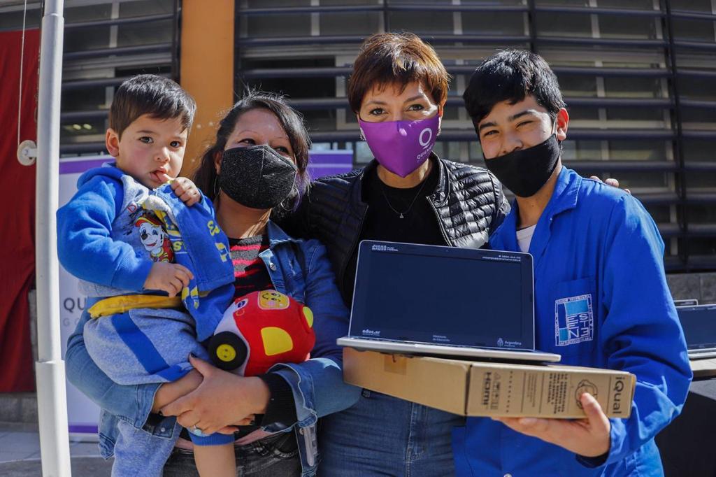 MAYRA ENTREGA DE NETBOOKS 1